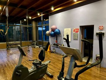 VENTA DE DEPARTAMENTO CON GYM ALBERCA Y VISTA AL CAMPO DE GOLF EN BALVANERA QUERÉTARO