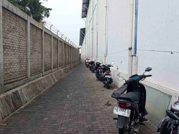 Gudang Komersial siap pakai dekat tol bekasi barat lokasi pinggir jalan raya utama kota bekasi
