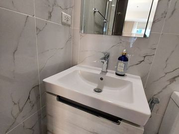 Uptown Arts Residence BGC Condo For Rent 1Bedroom with Parking New Furnished Good deal near JP Morgan Finance International School parksuites