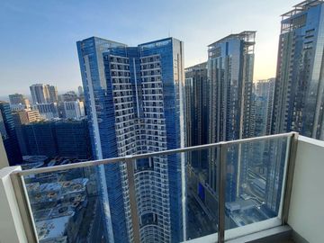 Uptown Arts Residence BGC Condo For Rent 1Bedroom with Parking New Furnished Good deal near JP Morgan Finance International School parksuites