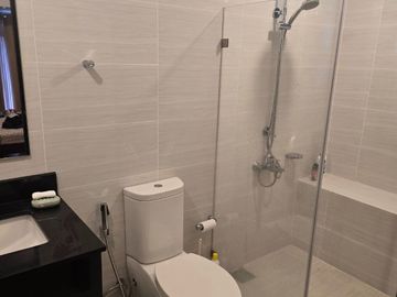 1 Bedroom with Parking Ayala Land Park Triangle Residences BGC Condo For Rent Good deal Furnished near International School Serendra Uptown EGP WGP
