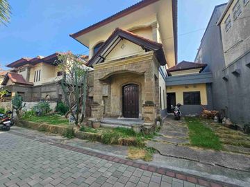 Jual Rumah Hitung Harga Tanah Saja Luas 2.3are/230meter Lokasi Jl Semer Kerobokan dekat Umalas/ Petitenget area Investasi strategis. wd