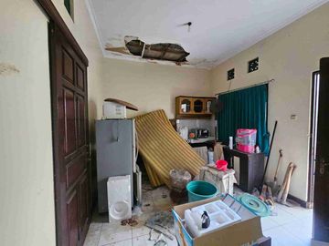 Jual Rumah Hitung Harga Tanah Saja Luas 2.3are/230meter Lokasi Jl Semer Kerobokan dekat Umalas/ Petitenget area Investasi strategis. wd