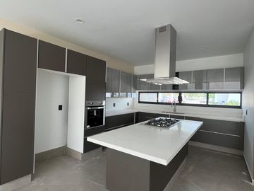 CASA EN VENTA DENTRO DE COTO EN SOARÉ, ZAPOPAN.