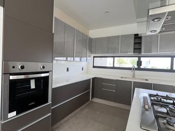 CASA EN VENTA DENTRO DE COTO EN SOARÉ, ZAPOPAN.