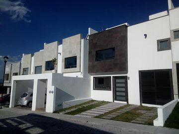 SANTA ROSA A  5 MINUTOS DE JURIQUILLA DOS CASAS EN RENTA AMUEBLADAS EN PRIVADA 3 REAMARAS 180 M2
