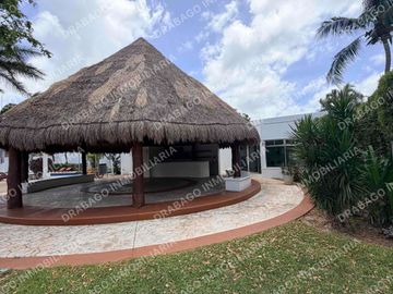 Casa en Venta en privada Quinta Madeira  frente a la Gran Plaza