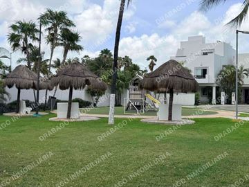 Casa en Venta en privada Quinta Madeira  frente a la Gran Plaza