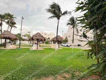 Casa en Venta en privada Quinta Madeira  frente a la Gran Plaza