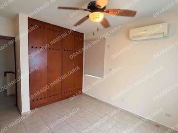 Casa en Venta en privada Quinta Madeira  frente a la Gran Plaza
