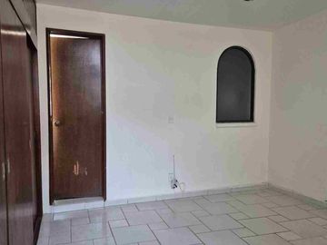 Bonita y Amplia  Casa con Vigilancia!!