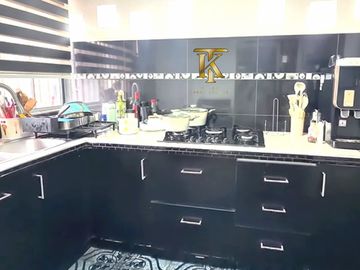 A pasos de centros comerciales y avenidas.
