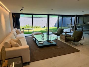 Casa Nueva en Lomas de Tecamachalco en Venta con Jardín