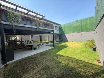 Casa Nueva en Lomas de Tecamachalco en Venta con Jardín