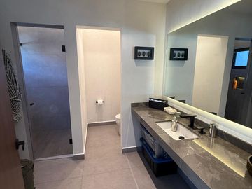 Casa Nueva en Lomas de Tecamachalco en Venta con Jardín