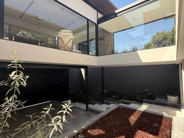 Casa Nueva en Lomas de Tecamachalco en Venta con Jardín
