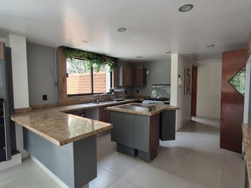 Casa en Venta en Bosques de las Lomas con Jardín