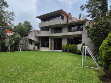 Casa en Venta en Bosques de las Lomas con Jardín