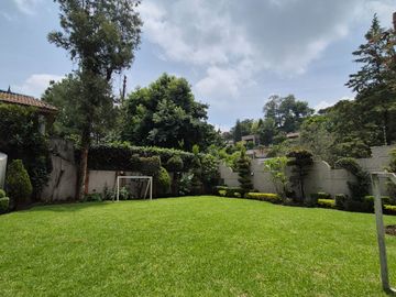 Casa en Venta en Bosques de las Lomas con Jardín
