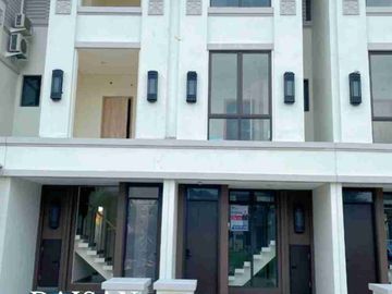 Disewakan Rumah Baru 3 Lantai Lavon Swan City Full Furnished