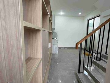 Disewakan Rumah Baru 3 Lantai Lavon Swan City Full Furnished