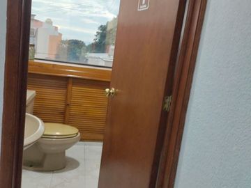 SE RENTA OFICINA EN TORRE MEDICA