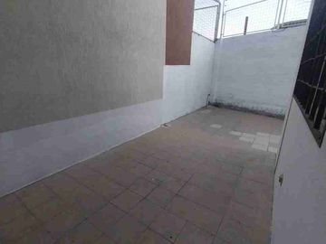 Renta casa 3 dormitorios con patio y terraza sector Pusuqui, Pomasqui