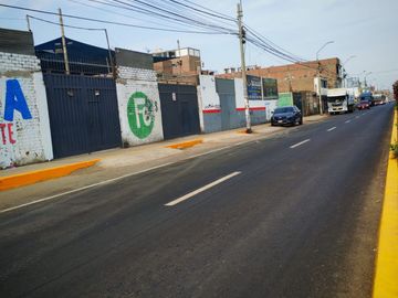VENDO AMPLIO LOCAL COMERCIAL UBICADO  EN PLENA AVENIDA CARLOS IZAGUIRRE SAN MARTIN DE PORRES
