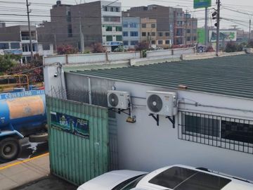 VENDO AMPLIO LOCAL COMERCIAL UBICADO  EN PLENA AVENIDA CARLOS IZAGUIRRE SAN MARTIN DE PORRES