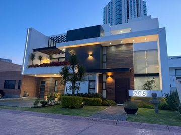 CASA EN VENTA EN RINCÓN ESMERALDA, ZONA PLATEADA