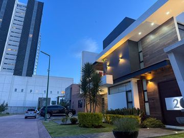 CASA EN VENTA EN RINCÓN ESMERALDA, ZONA PLATEADA