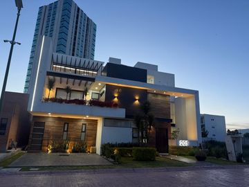 CASA EN VENTA EN RINCÓN ESMERALDA, ZONA PLATEADA