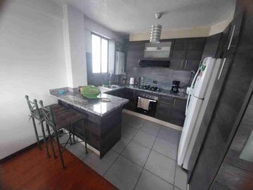 Renta departamento amoblado 3 dormitorios sector El Pinar cerca a Centro comercial El Bosque
