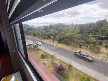 Renta departamento amoblado 3 dormitorios sector El Pinar cerca a Centro comercial El Bosque