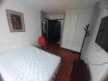 Renta departamento amoblado 3 dormitorios sector El Pinar cerca a Centro comercial El Bosque