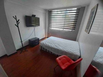 Renta departamento amoblado 3 dormitorios sector El Pinar cerca a Centro comercial El Bosque