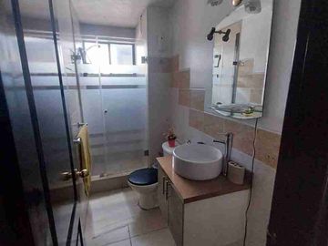 Renta departamento amoblado 3 dormitorios sector El Pinar cerca a Centro comercial El Bosque