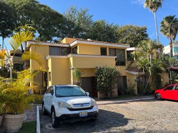 CASA EN RENTA EN LAS CAÑADAS