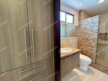 Renta de casa amoblada con excelentes acabados en Urbanización Manta Beach de Manta