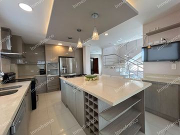 Renta de casa amoblada con excelentes acabados en Urbanización Manta Beach de Manta