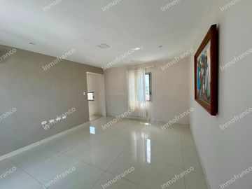 Renta de casa amoblada con excelentes acabados en Urbanización Manta Beach de Manta
