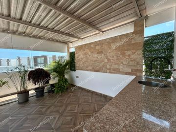 Renta de casa amoblada con excelentes acabados en Urbanización Manta Beach de Manta