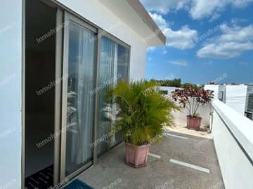 Renta de casa amoblada con excelentes acabados en Urbanización Manta Beach de Manta