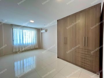 Renta de casa amoblada con excelentes acabados en Urbanización Manta Beach de Manta