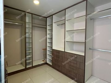 Renta de casa amoblada con excelentes acabados en Urbanización Manta Beach de Manta
