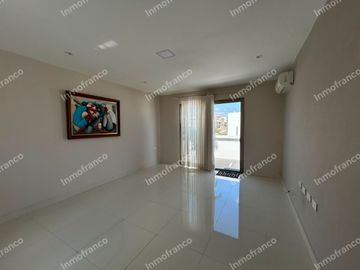 Renta de casa amoblada con excelentes acabados en Urbanización Manta Beach de Manta