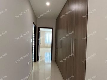 Renta de casa amoblada con excelentes acabados en Urbanización Manta Beach de Manta