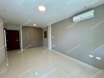 Renta de casa amoblada con excelentes acabados en Urbanización Manta Beach de Manta