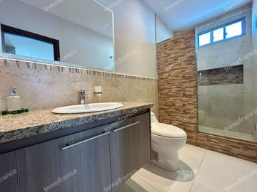 Renta de casa amoblada con excelentes acabados en Urbanización Manta Beach de Manta