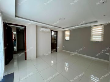 Renta de casa amoblada con excelentes acabados en Urbanización Manta Beach de Manta